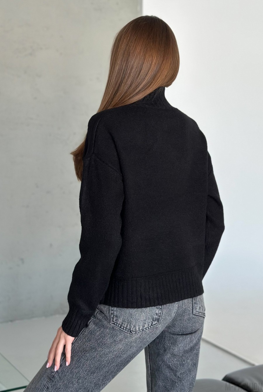 Черный ангоровый свитер с высоким горлом - Фото 3