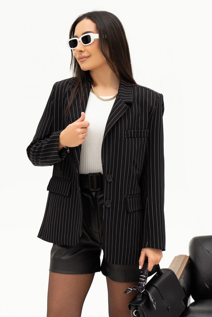 Черный классический пиджак в полоску  - Фото 1
