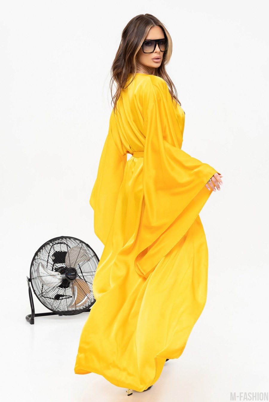 Горчичное шелковое длинное платье-халат на запах - Фото 2
