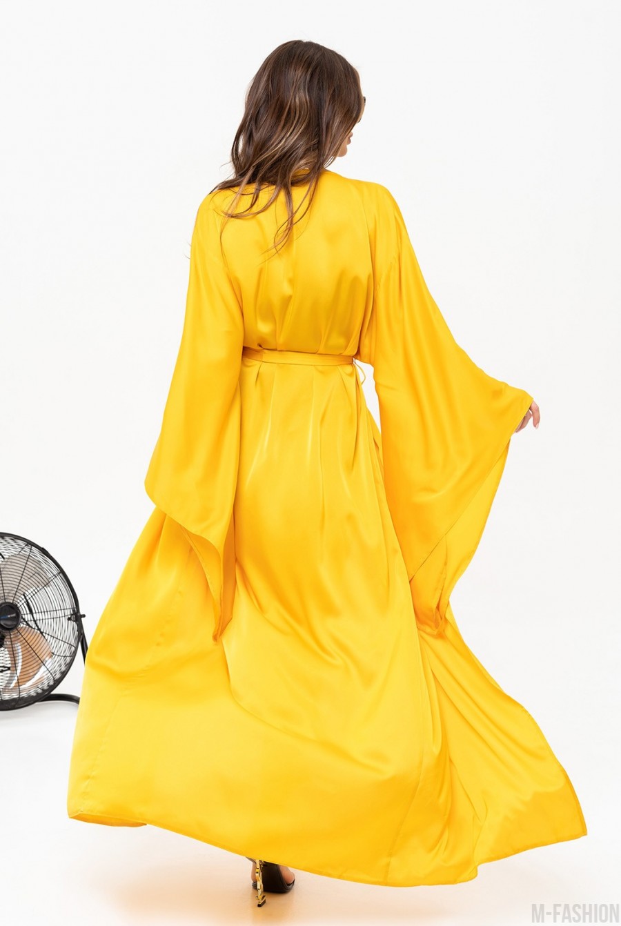 Горчичное шелковое длинное платье-халат на запах - Фото 3