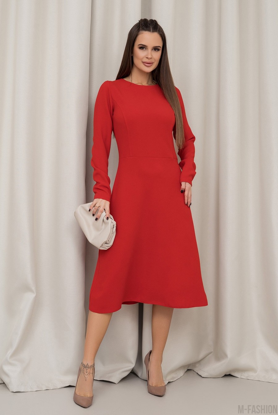 Красное платье классического силуэта  - Фото 1