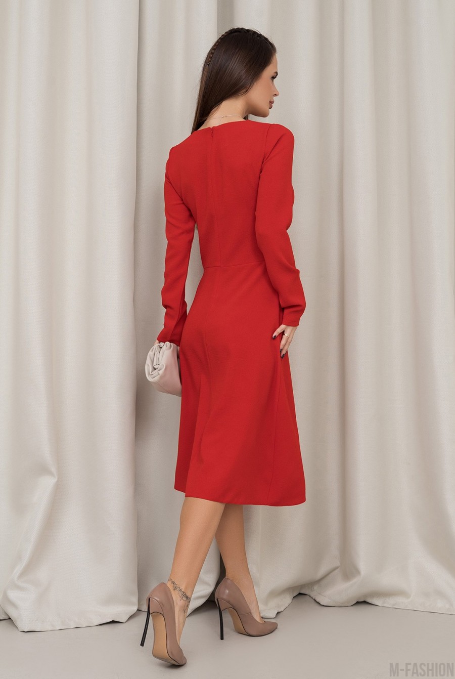 Красное платье классического силуэта - Фото 3