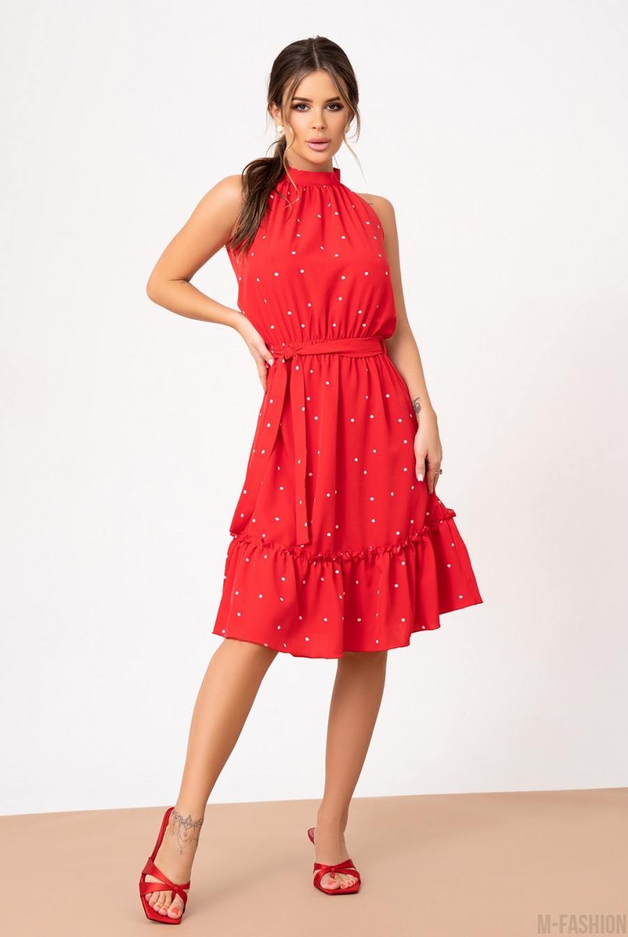 Красное в горошек платье с воротником халтер  - Фото 1