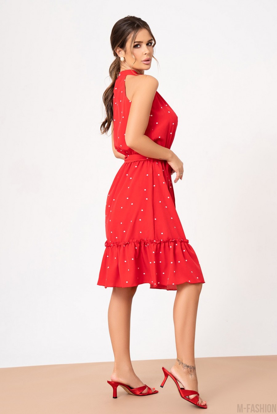Красное в горошек платье с воротником халтер - Фото 2