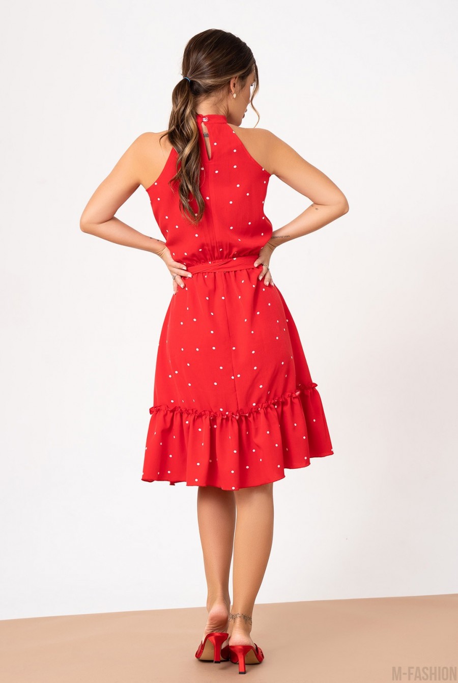 Красное в горошек платье с воротником халтер - Фото 3