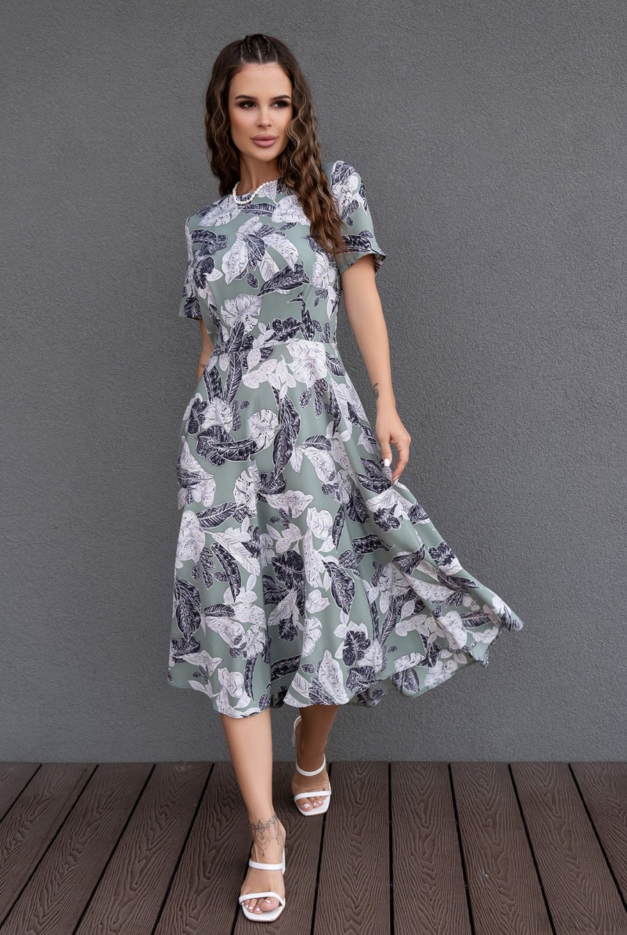 Оливковое цветочное платье классического кроя  - Фото 1