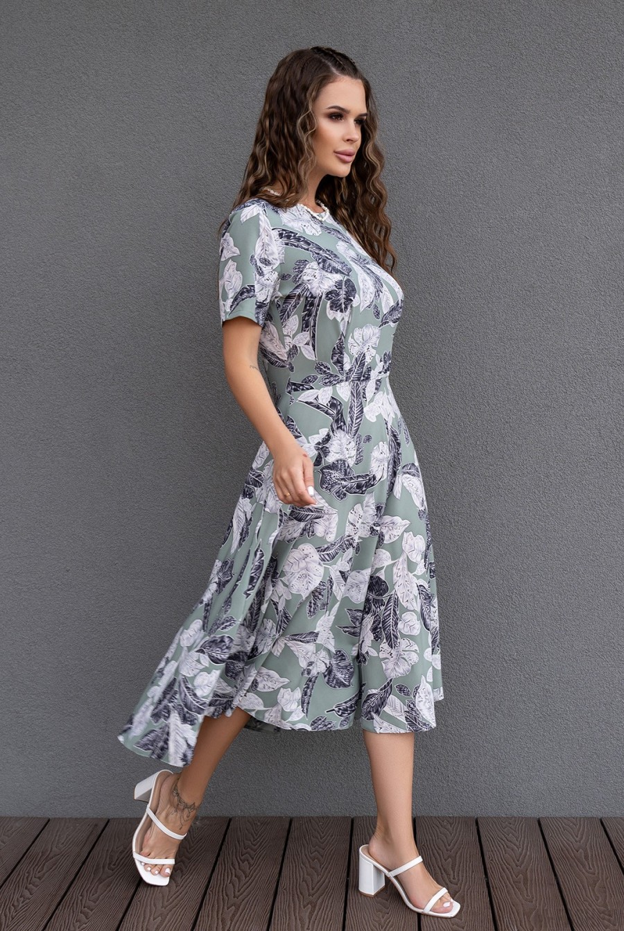 Оливковое цветочное платье классического кроя - Фото 2