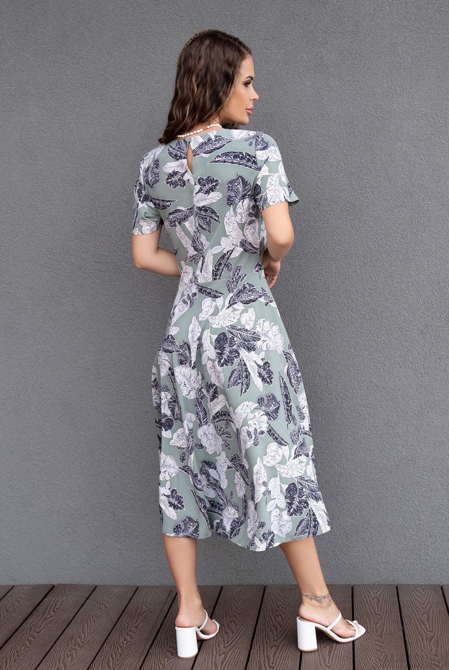 Оливковое цветочное платье классического кроя - Фото 3