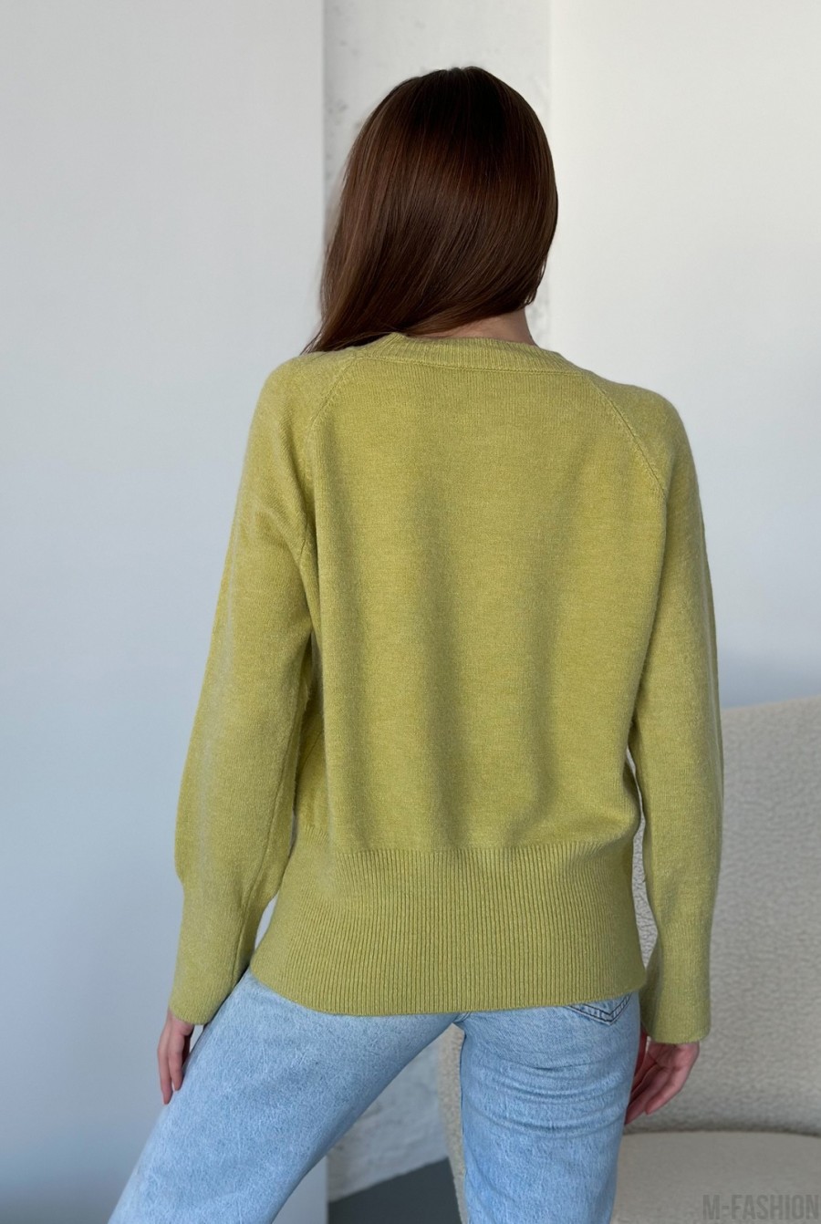 Оливковый ангоровый свитер с удлиненными манжетами - Фото 3