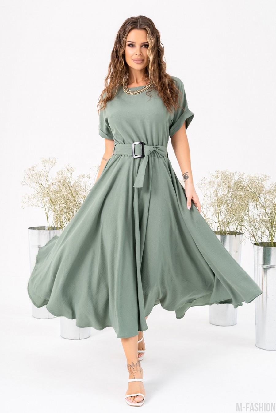 Платье цвета хаки с расклешенной юбкой  - Фото 1