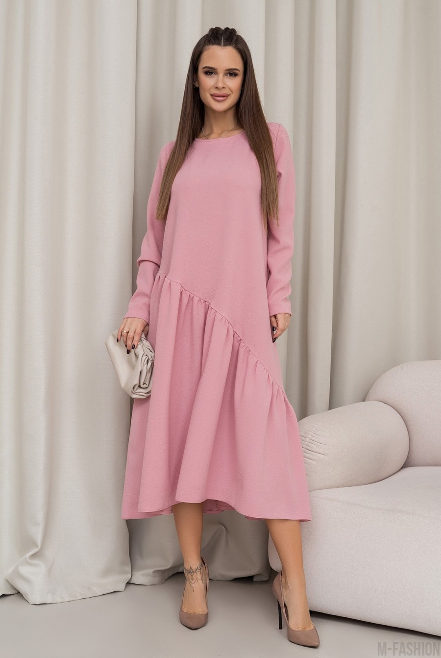 Розовое платье с асимметричным воланом  - Фото 1