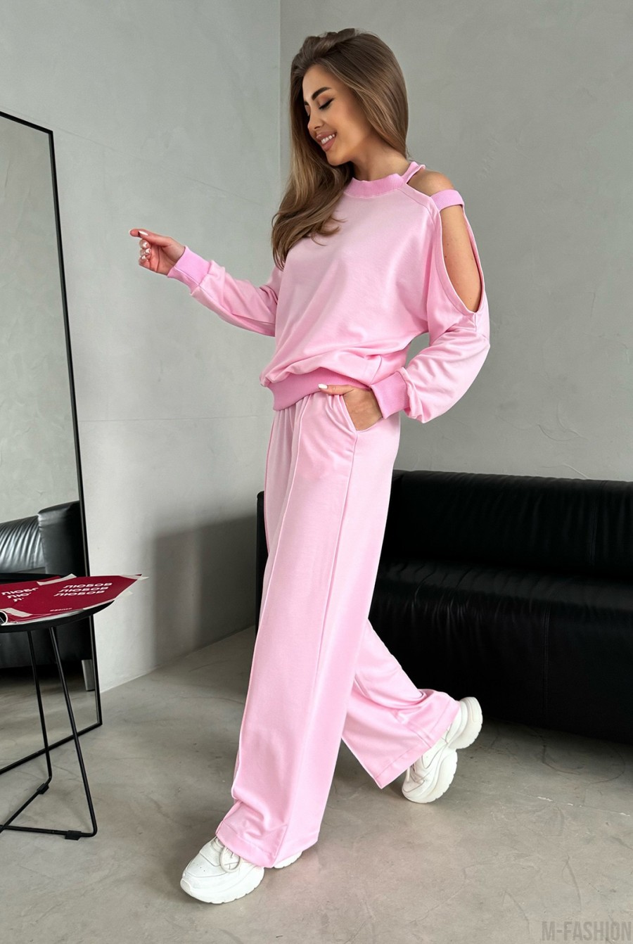 Розовый трикотажный костюм с открытым плечом - Фото 2