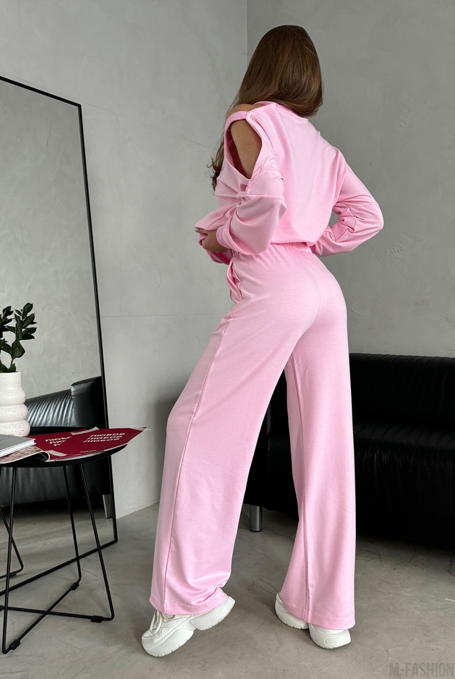 Розовый трикотажный костюм с открытым плечом - Фото 3