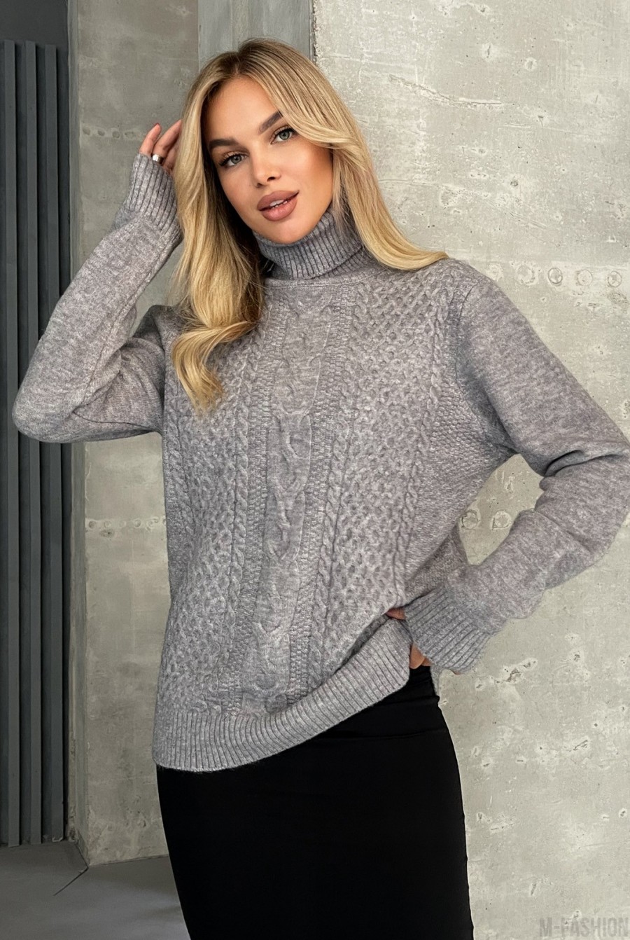Серый свитер объемной вязки с высоким горлом  - Фото 1
