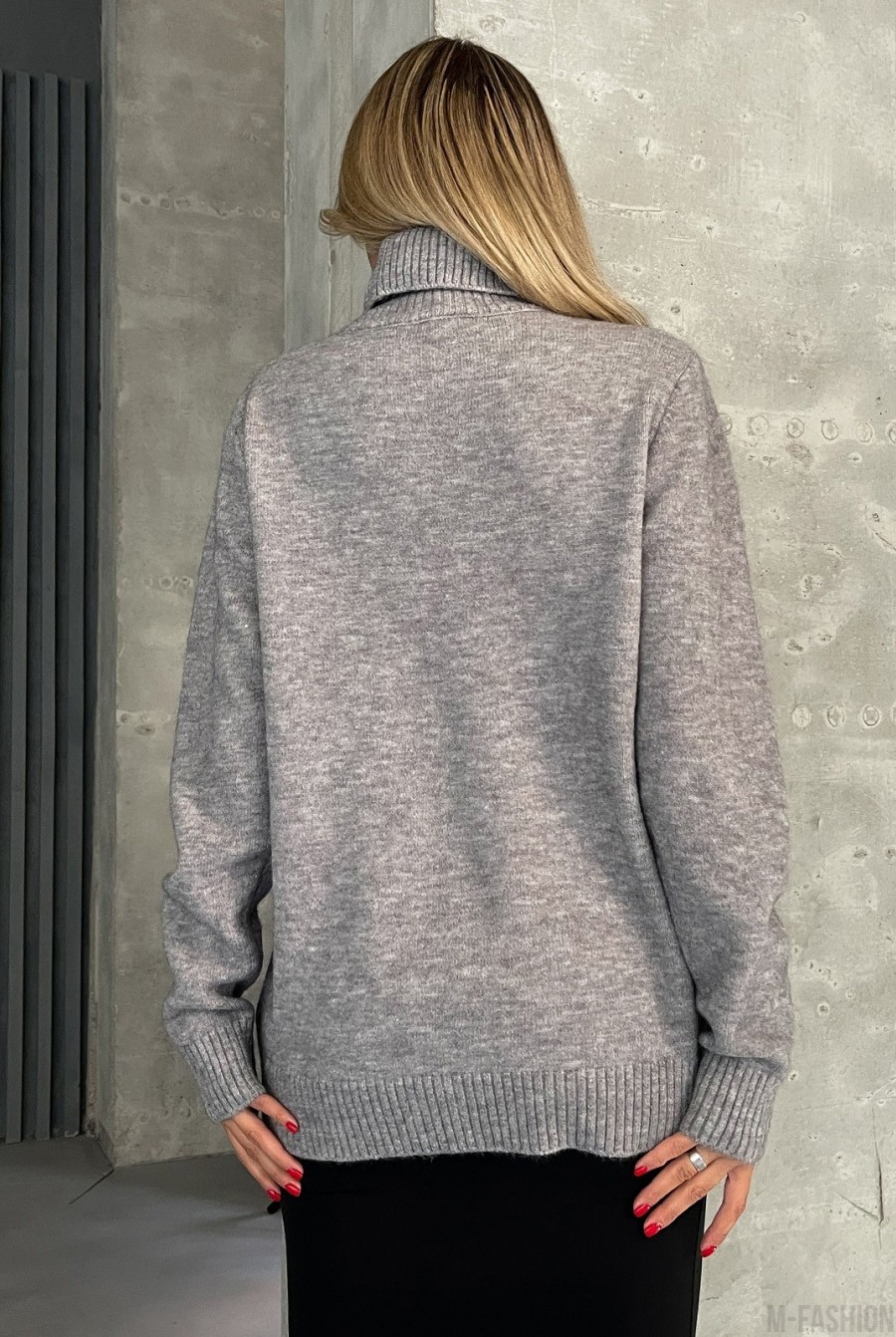 Серый свитер объемной вязки с высоким горлом - Фото 2