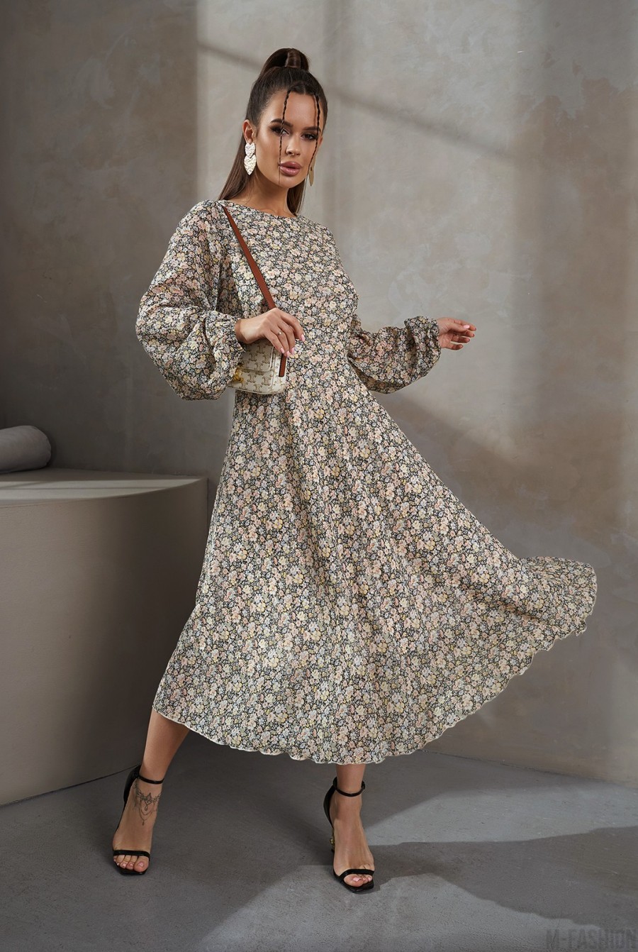 Шифоновое приталенное платье с мелким цветочным принтом - Фото 2