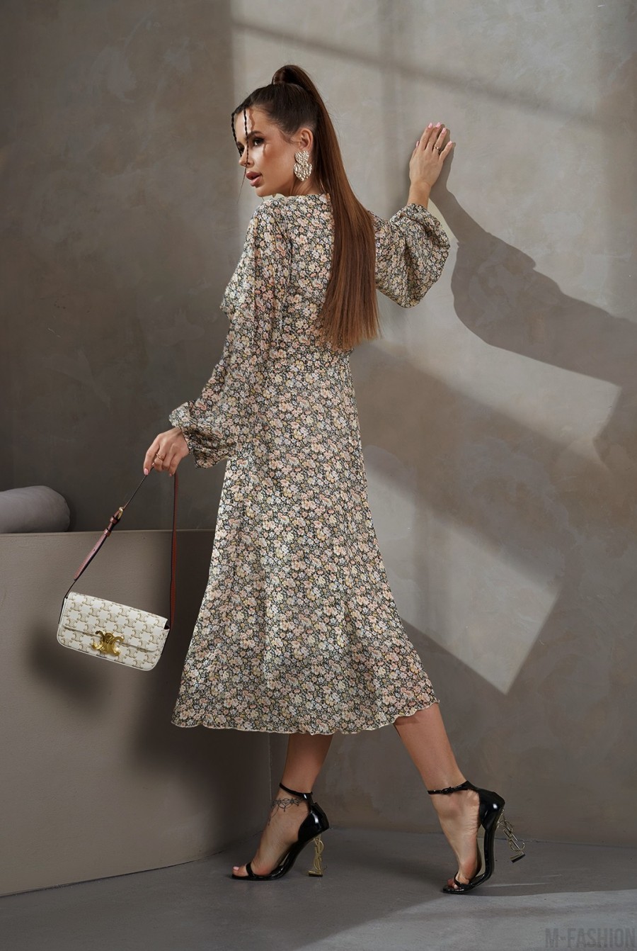 Шифоновое приталенное платье с мелким цветочным принтом - Фото 3