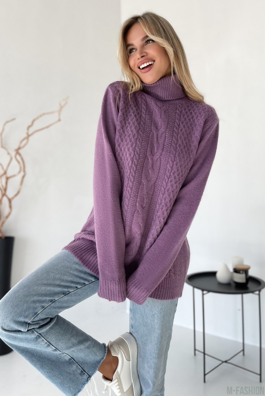 Сиреневый свитер объемной вязки с высоким горлом  - Фото 1