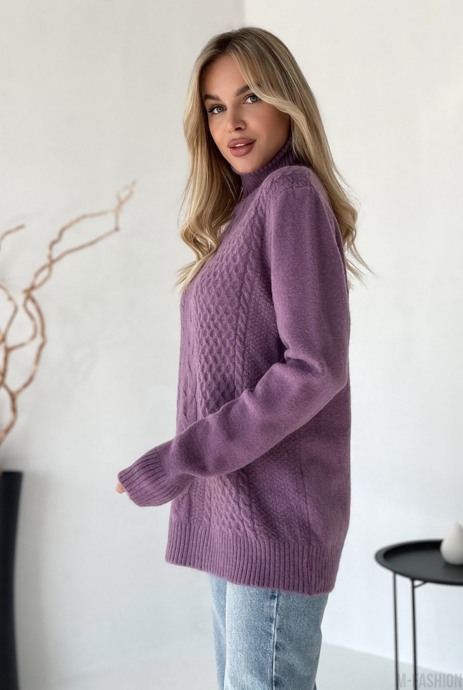 Сиреневый свитер объемной вязки с высоким горлом - Фото 2
