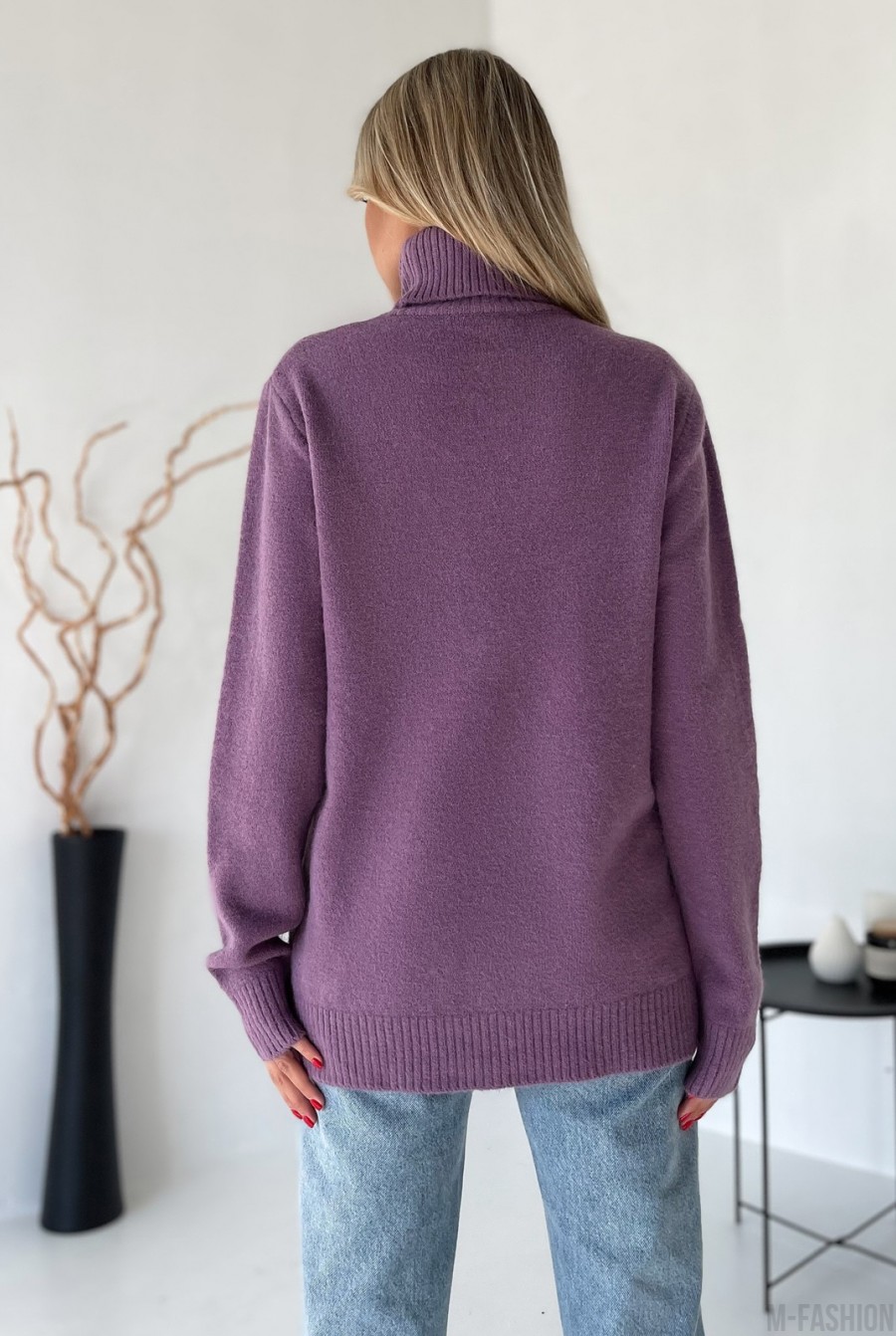 Сиреневый свитер объемной вязки с высоким горлом - Фото 3