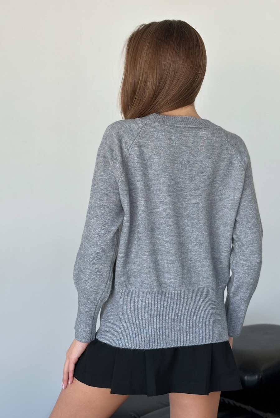 Темно-серый ангоровый свитер с удлиненными манжетами - Фото 3