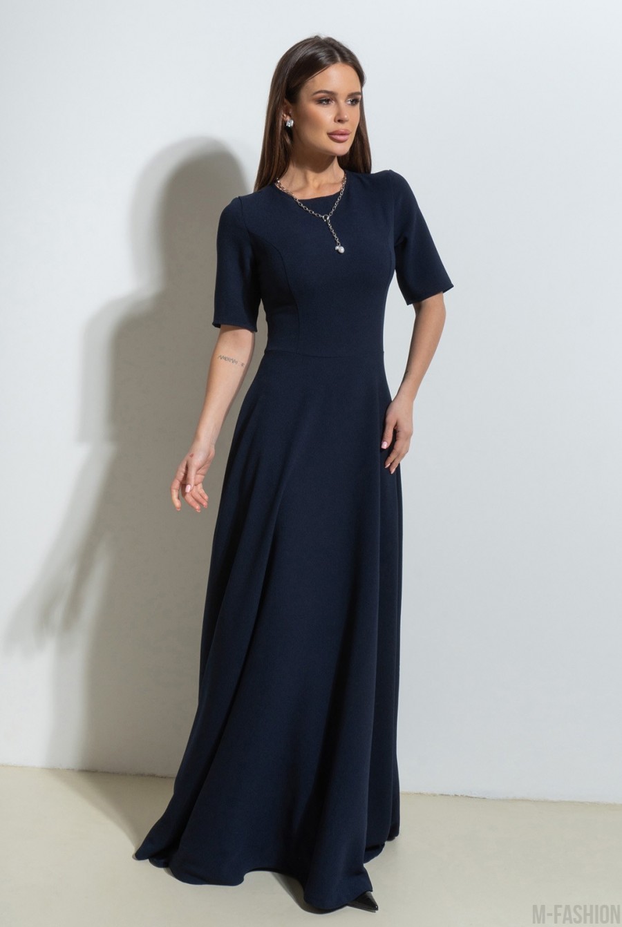 Темно-синее длинное платье с расклешенным низом - Фото 2