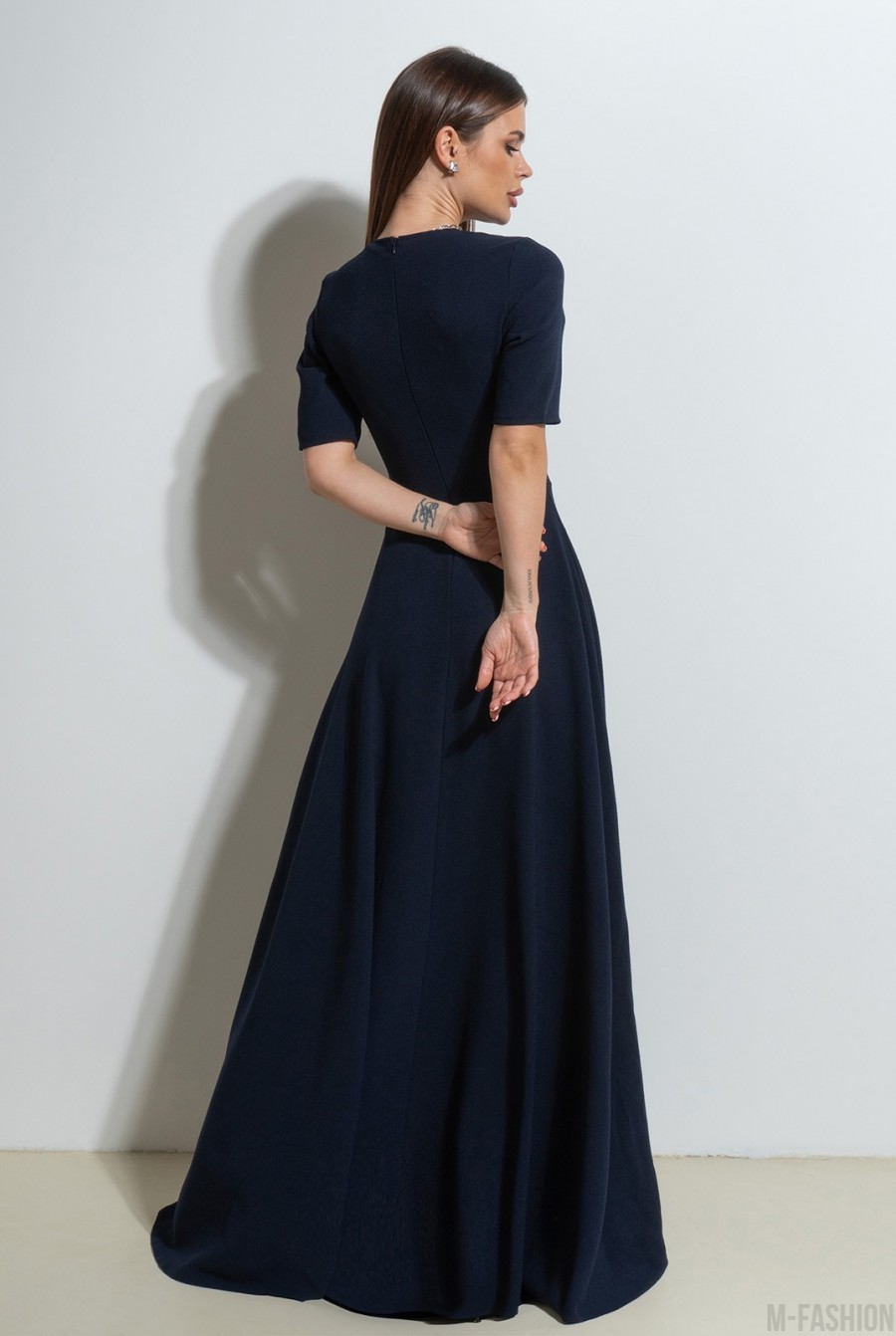 Темно-синее длинное платье с расклешенным низом - Фото 3
