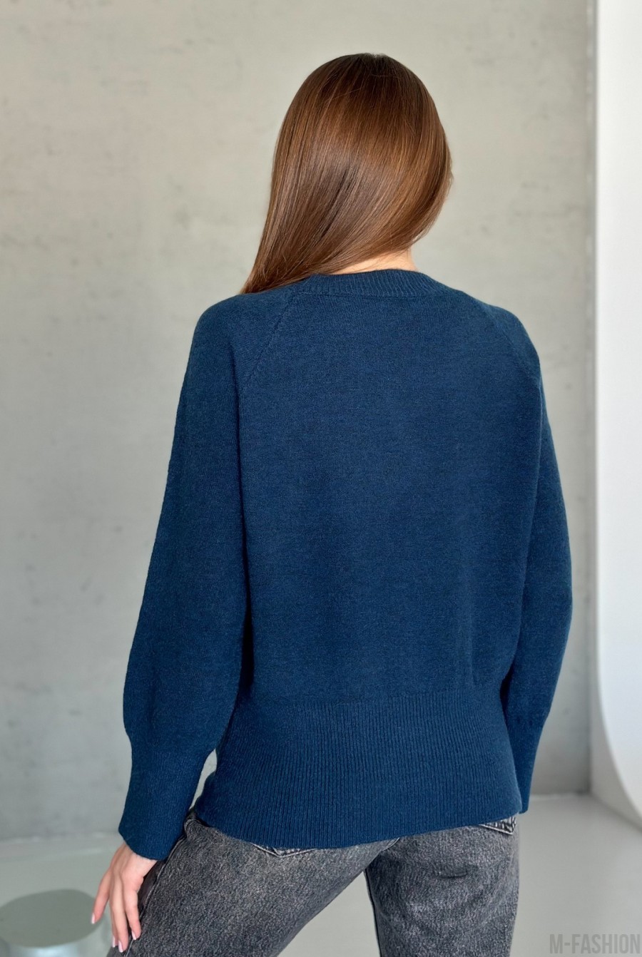 Темно-синий ангоровый свитер с удлиненными манжетами - Фото 3