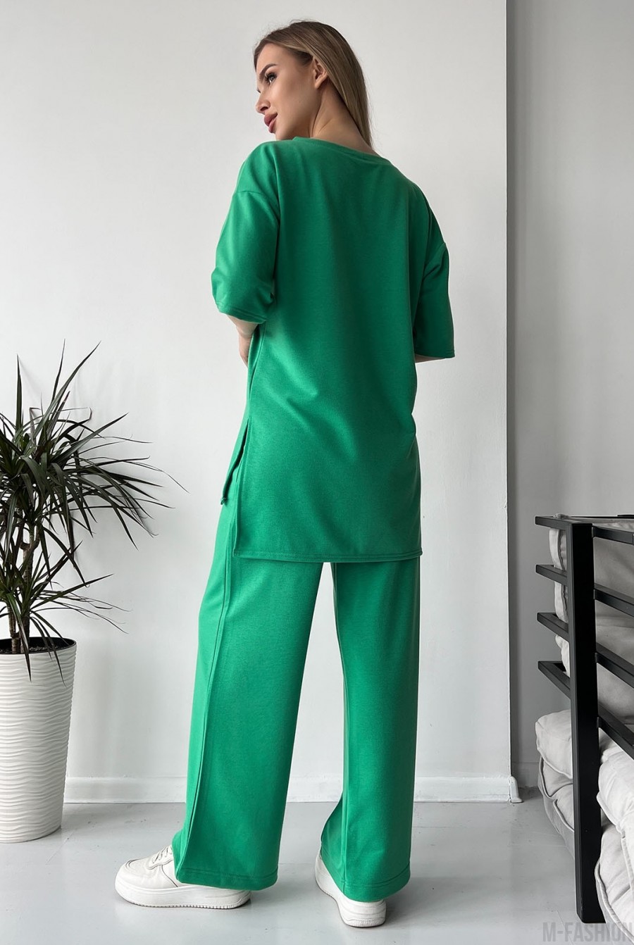 Трикотажный свободный костюм зеленого цвета с боковыми разрезами - Фото 3