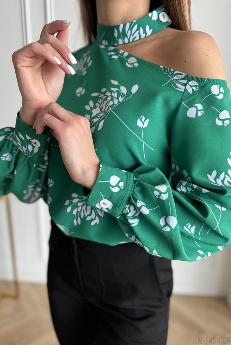 Зеленая блуза с открытым плечом - Фото 4