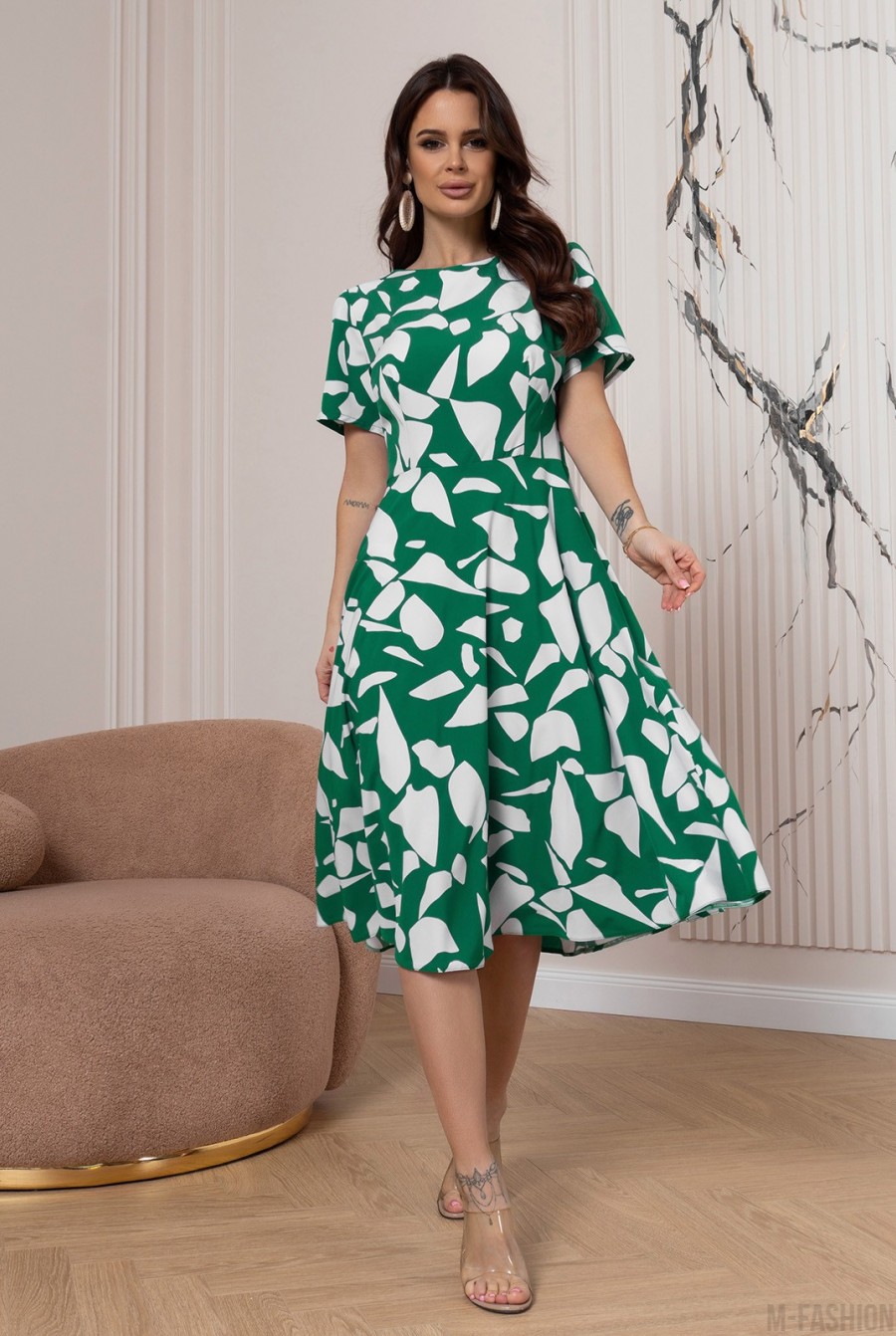 Зелено-белое приталенное платье с короткими рукавами  - Фото 1