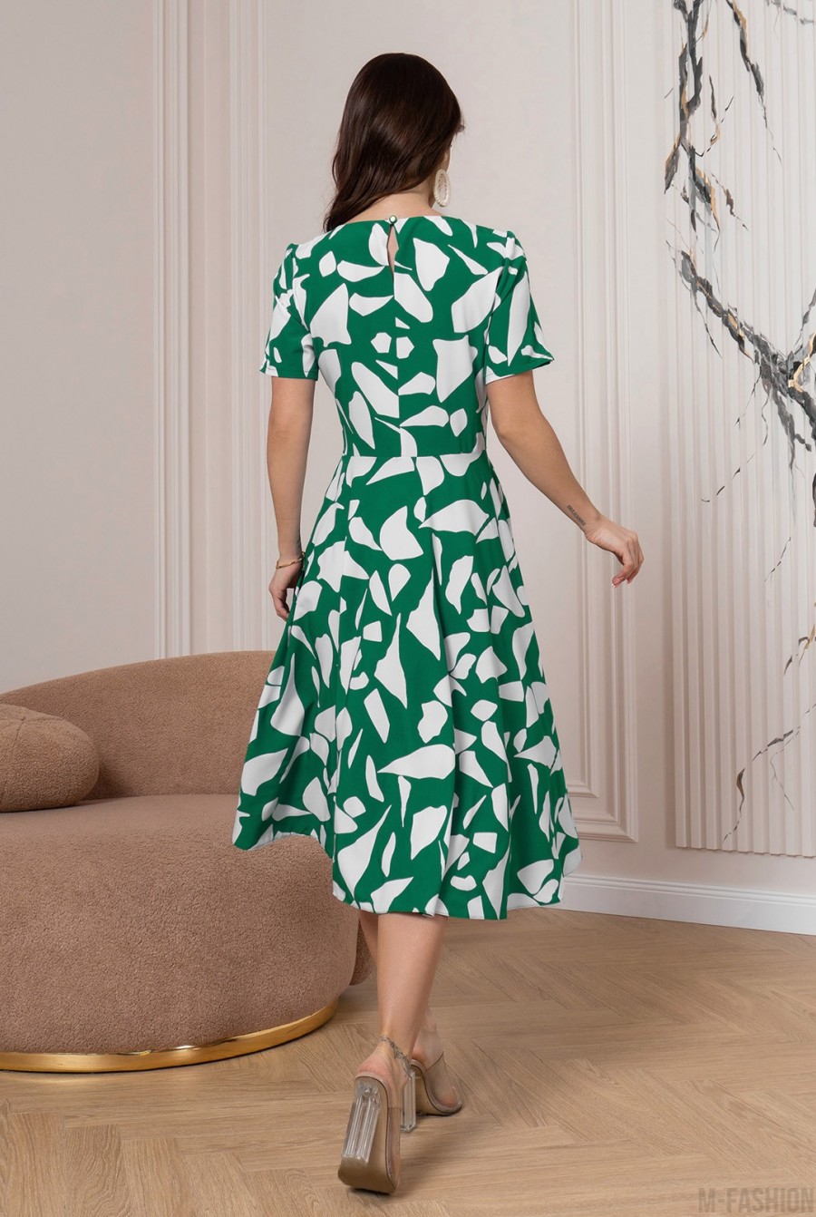 Зелено-белое приталенное платье с короткими рукавами - Фото 3