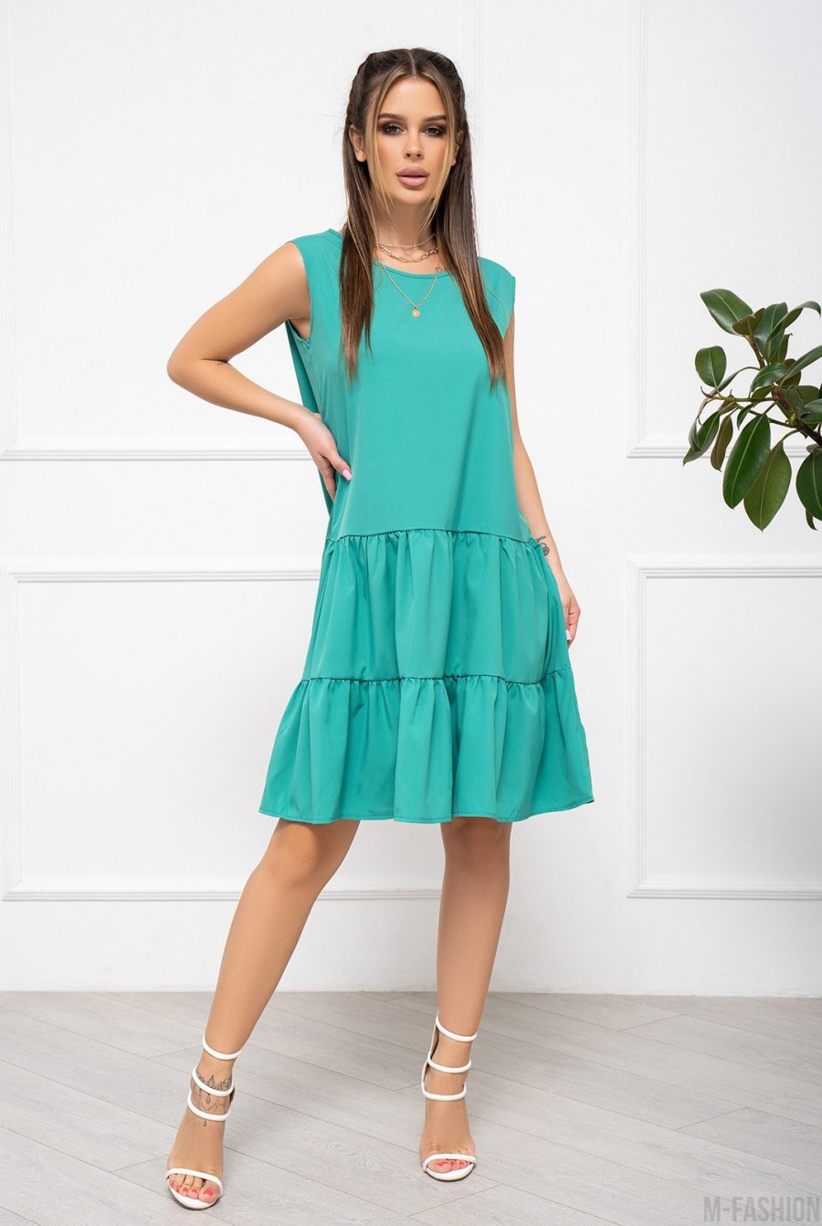 Зеленое свободное платье с воланами  - Фото 1