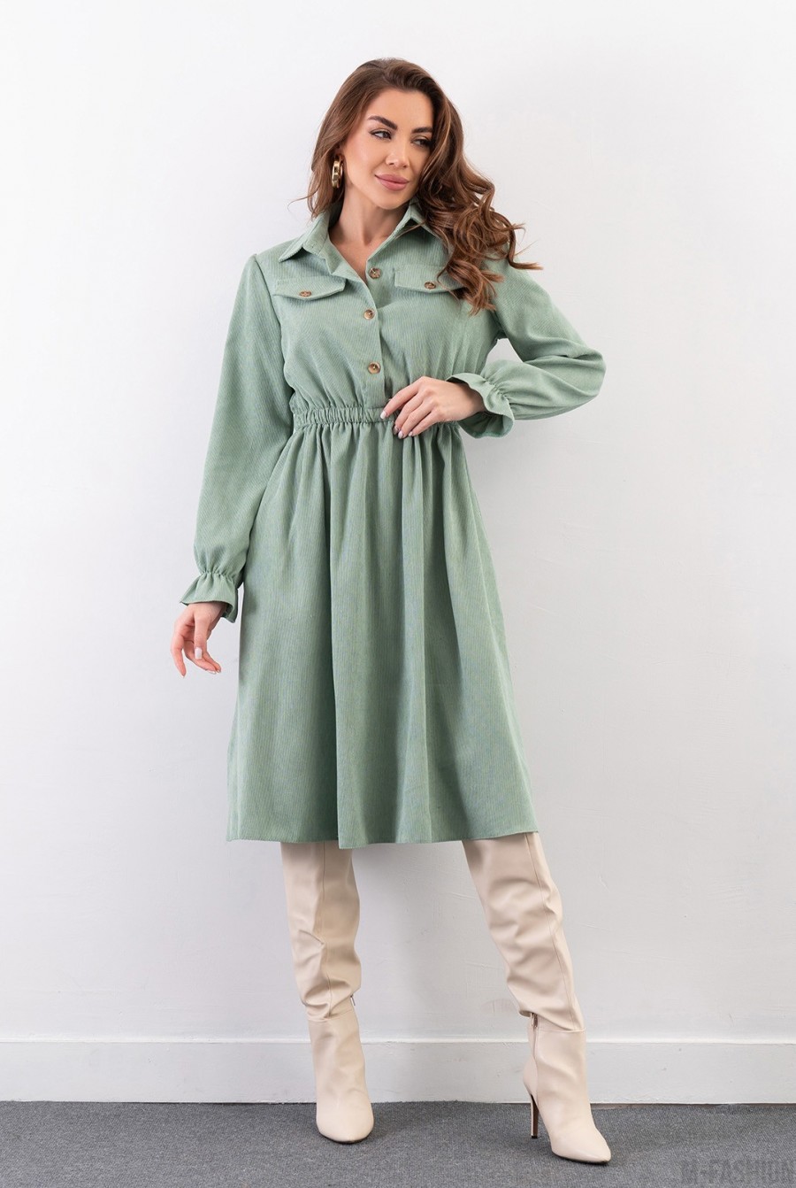 Зеленое вельветовое платье-рубашка с длинными рукавами  - Фото 1