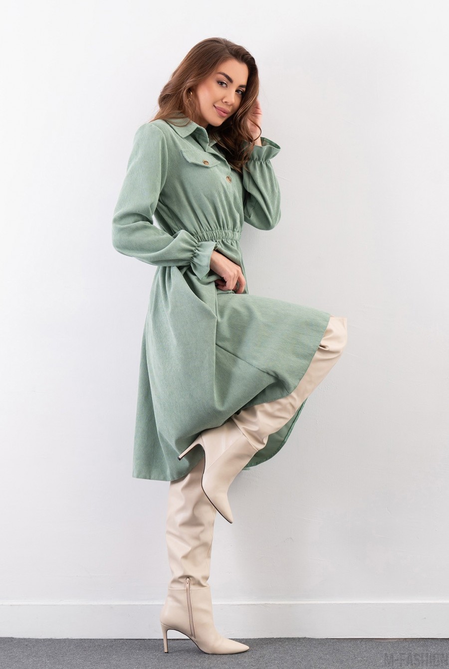 Зеленое вельветовое платье-рубашка с длинными рукавами - Фото 2