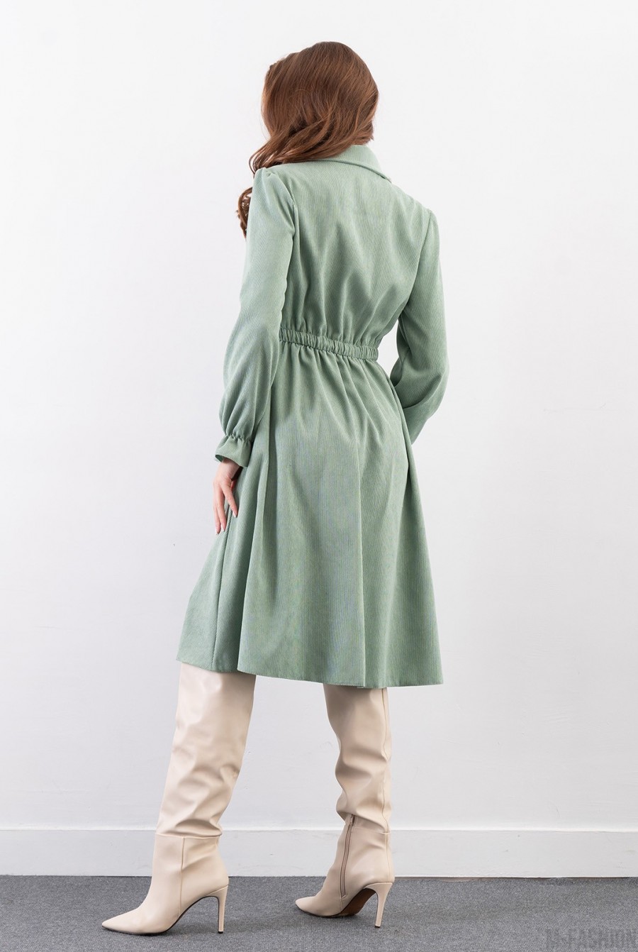 Зеленое вельветовое платье-рубашка с длинными рукавами - Фото 3
