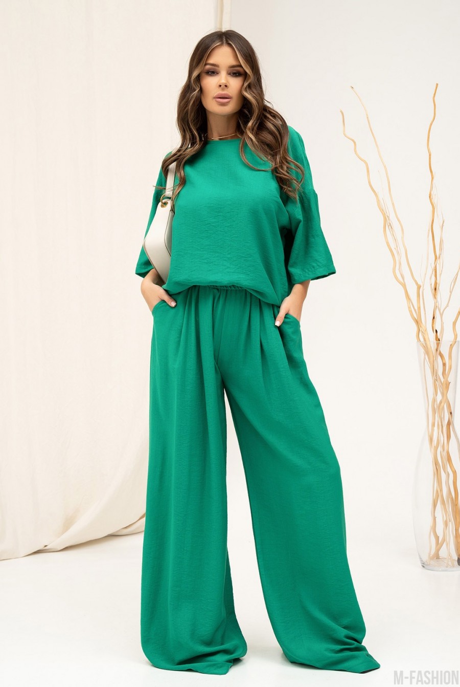 Зеленый льняной костюм с широкими брюками  - Фото 1