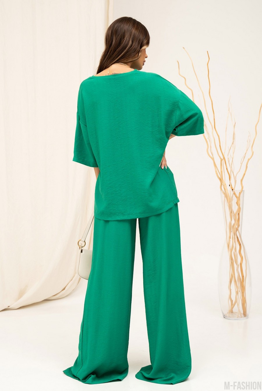 Зеленый льняной костюм с широкими брюками - Фото 3
