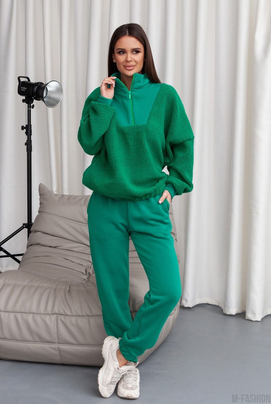 Зеленый теплый костюм с вставками  - Фото 1