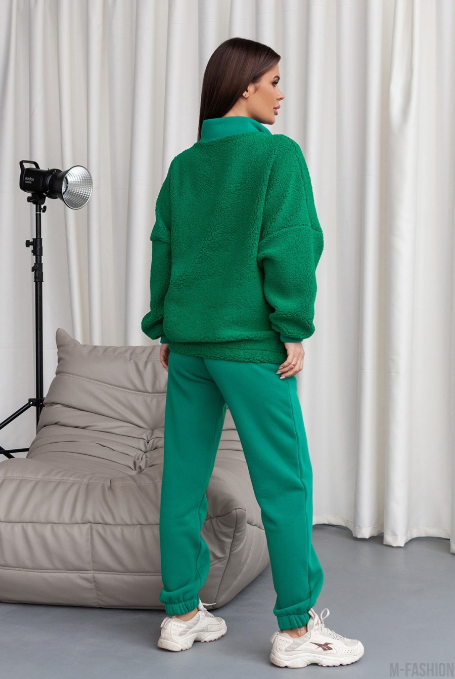 Зеленый теплый костюм с вставками - Фото 3