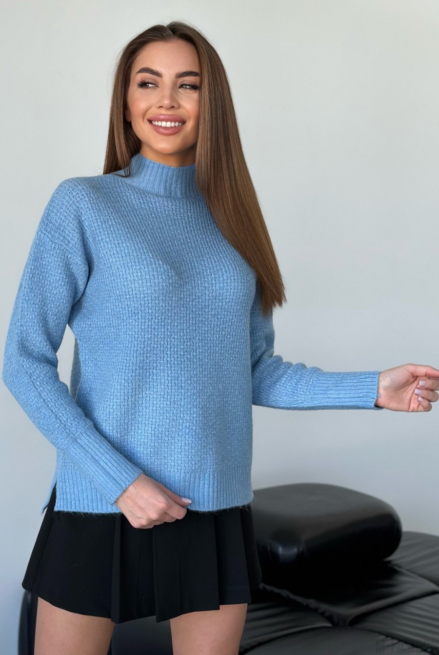 Агноровый свободный свитер голубого цвета  - Фото 1