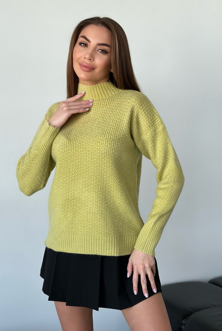 Агноровый свободный свитер оливкового цвета  - Фото 1