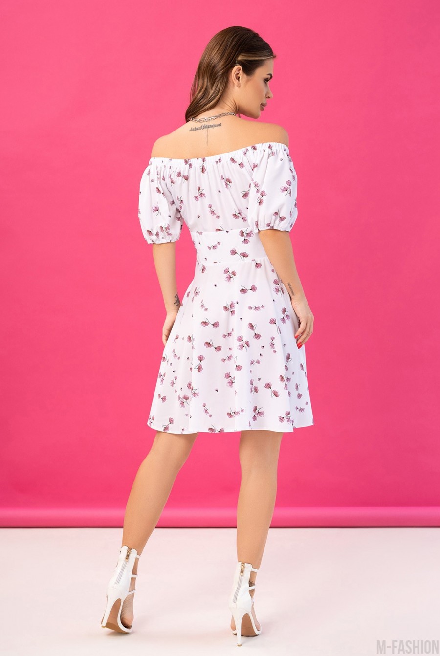 Бело-розовое цветочное платье с открытыми плечами - Фото 3