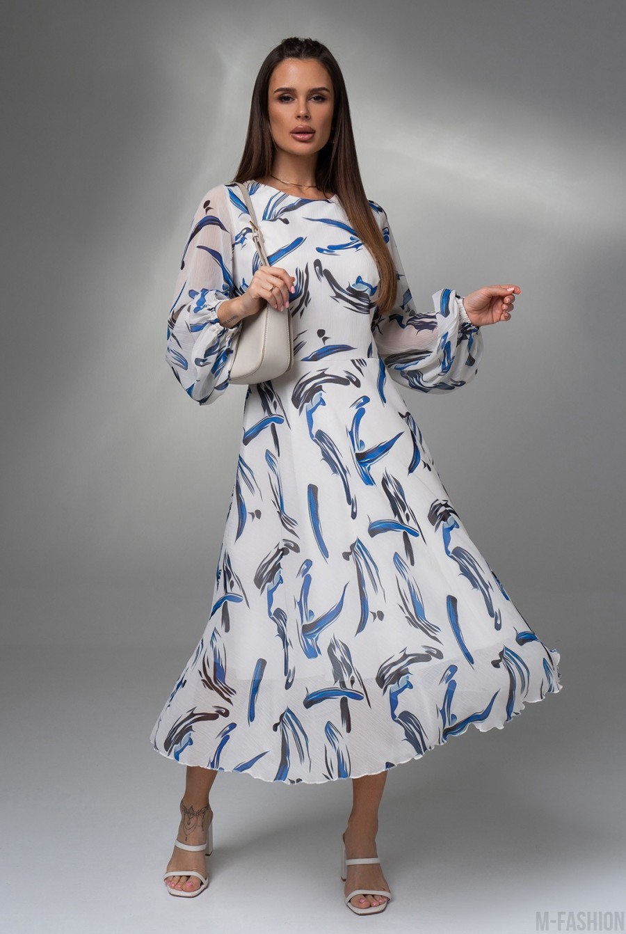 Бело-синее принтованное платье из шифона   - Фото 1
