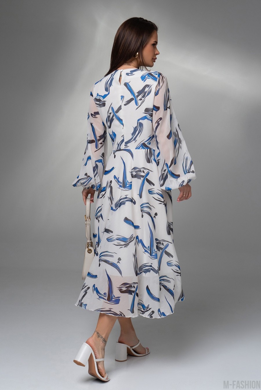 Бело-синее принтованное платье из шифона  - Фото 3
