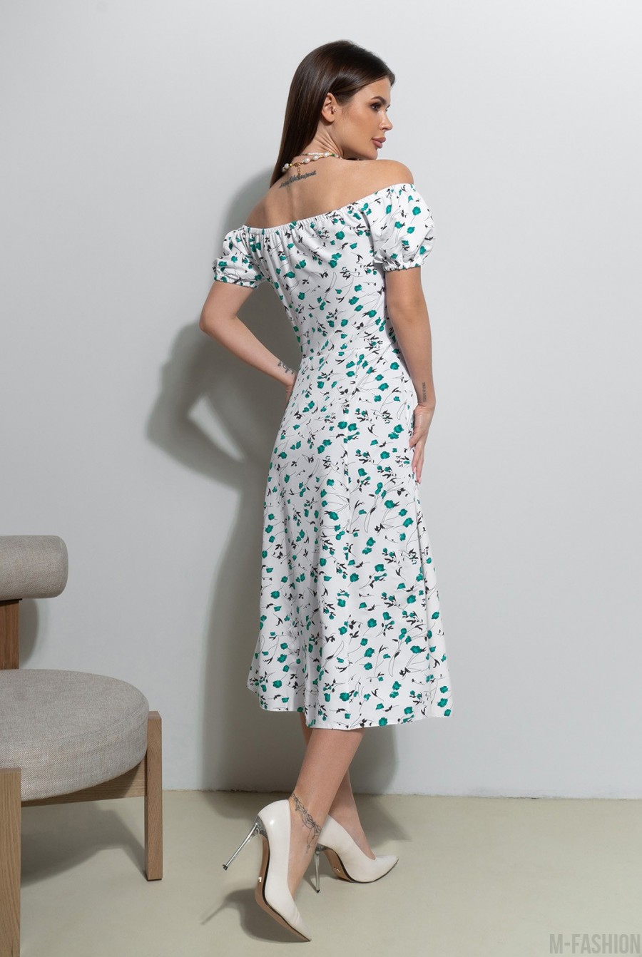 Бело-зеленое ретро платье с принтом и открытыми плечами - Фото 2