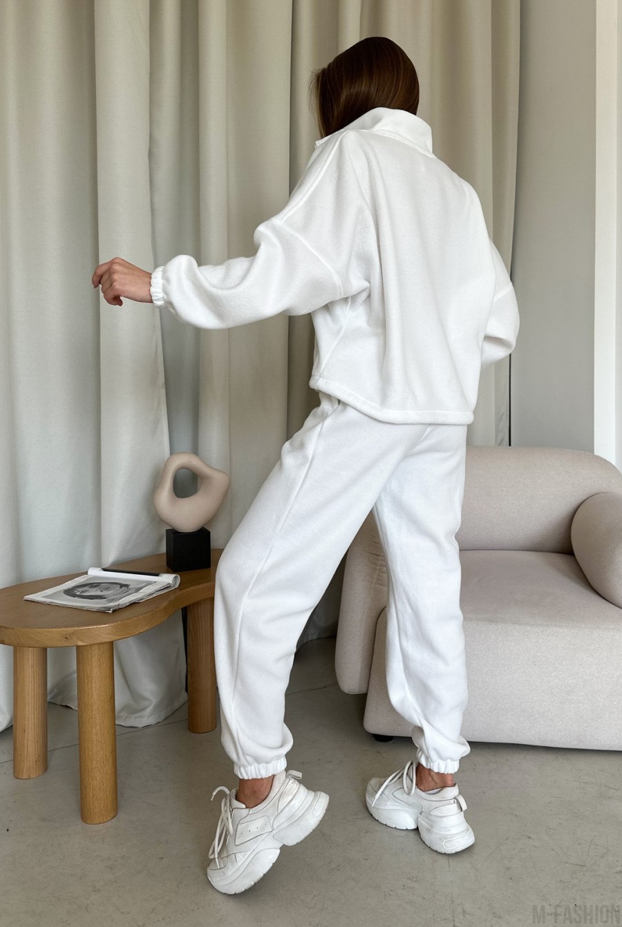 Белый свободный костюм из флиса - Фото 3