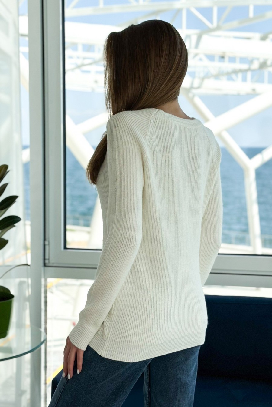 Белый вязаный свитер с рукавами-реглан - Фото 3