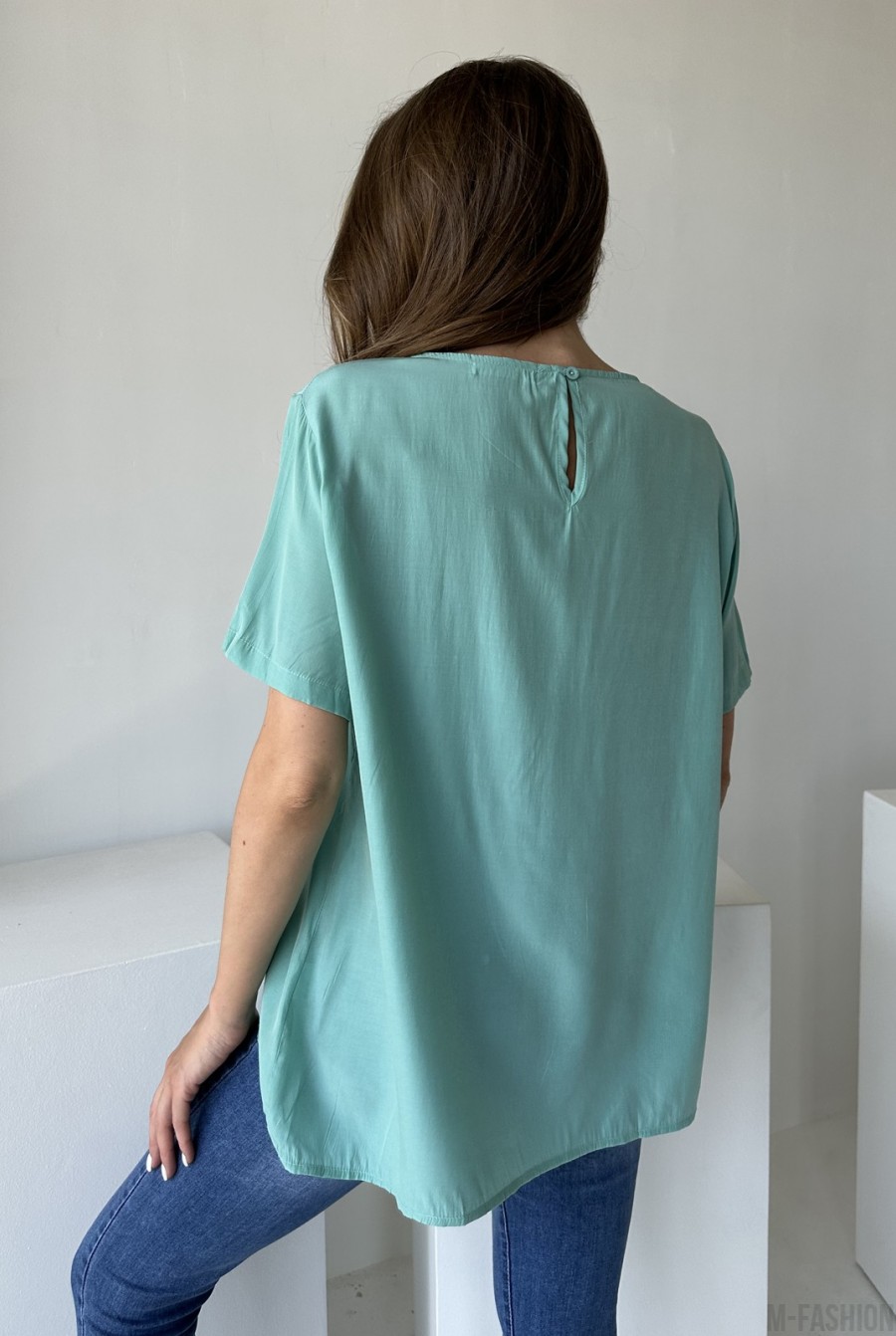 Бирюзовая свободная блузка с карманами - Фото 3