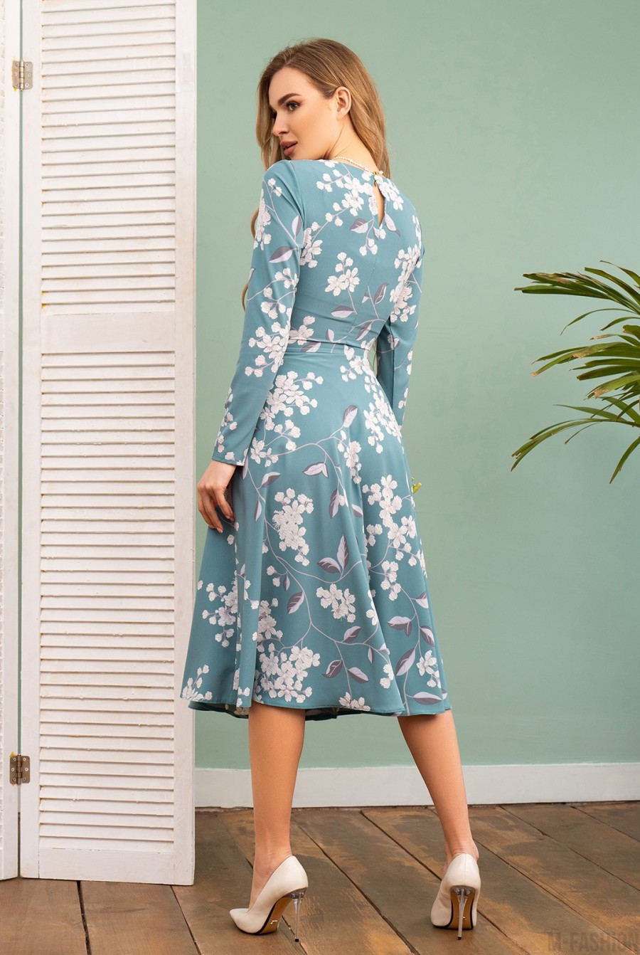 Бирюзовое классическое платье с цветочным принтом - Фото 3